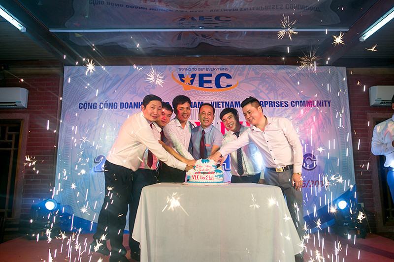 Kỉ niệm 2 năm thành lập VEC - Tưng bừng Team building, Gala dinner